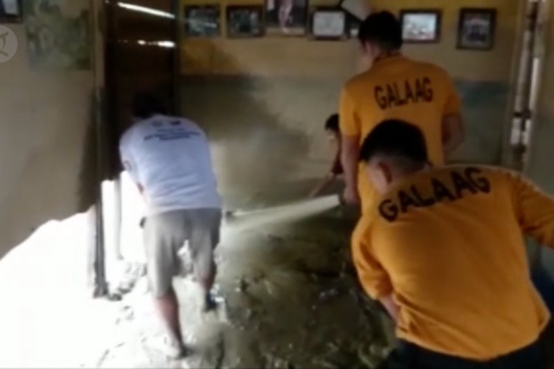 Petugas pengendali karhutla bantu warga bersihkan lumpur