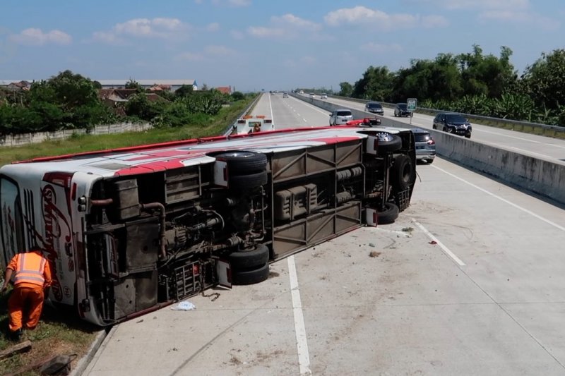 Supir lelah, bus naas terguling di tol Ngawi - Solo