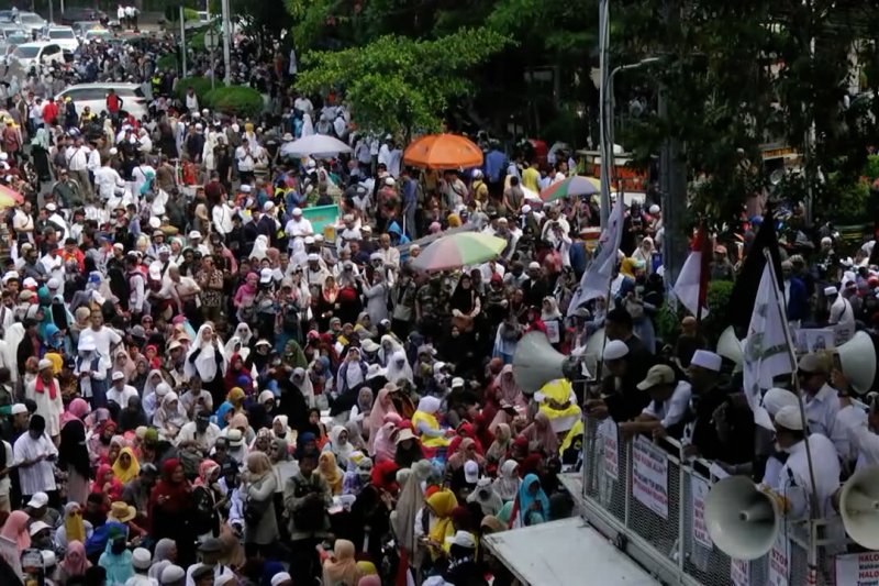 Fakta menarik dalam aksi unjuk rasa di sekitar gedung MK