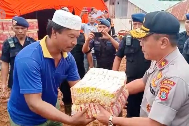 Kapolda Sultra salurkan bantuan ke daerah terpencil