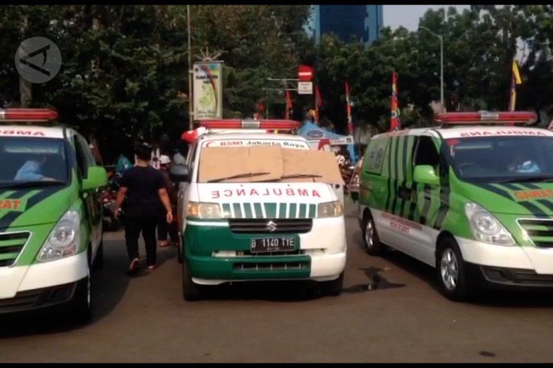 Belasan ambulans siaga di sekitar Patung Kuda