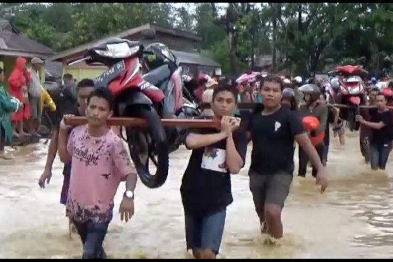 Jalan tak bisa dilalui, warga tawarkan jasa pikul motor