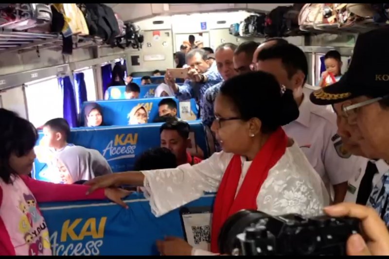 Menteri Yohana bagikan bingkisan untuk pemudik perempuan