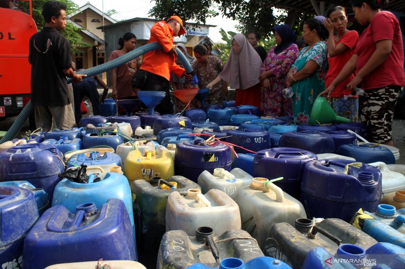 Bantuan air bersih untuk warga Cibarusah Bekasi yang dilanda kekeringan