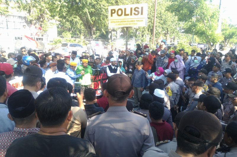 Ratusan orang demonstrasi ke Polda -dan DPRD terkait berita hoax Gubernur Sulteng