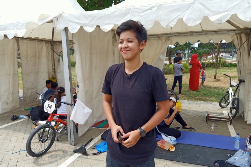 Ratu BMX dan fesyen warna hitam