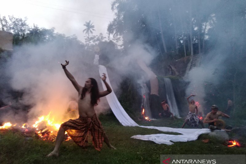 16 seniman performa gerak "Mbuka Lumbung Gunung" di Sungai Senowo