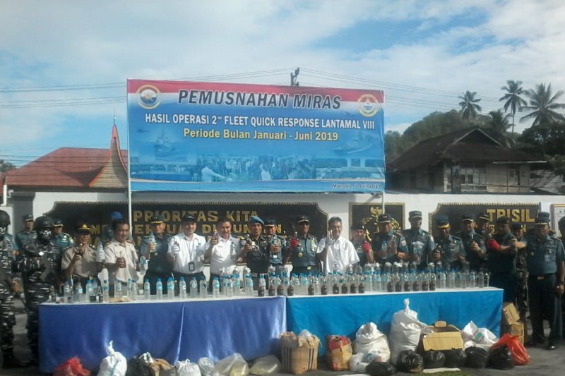 Lantamal VIII Manado musnahkan barang bukti 1.500 liter miras