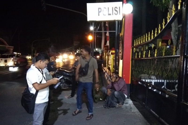 Masyarakat datangi Polres Tanjungpinang terkait pemeriksaan Gubernur