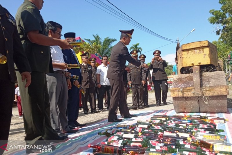 Polres Agam giling 566 botol minuman keras