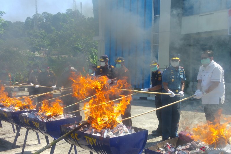 Alat bantu seks ikut dimusnahkan bersama 4,2 juta batang rokok ilegal di Padang (Video)