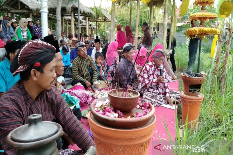 Peserta Kemah Pramuka Budaya mengikuti prosesi Baritan di Kulon Progo