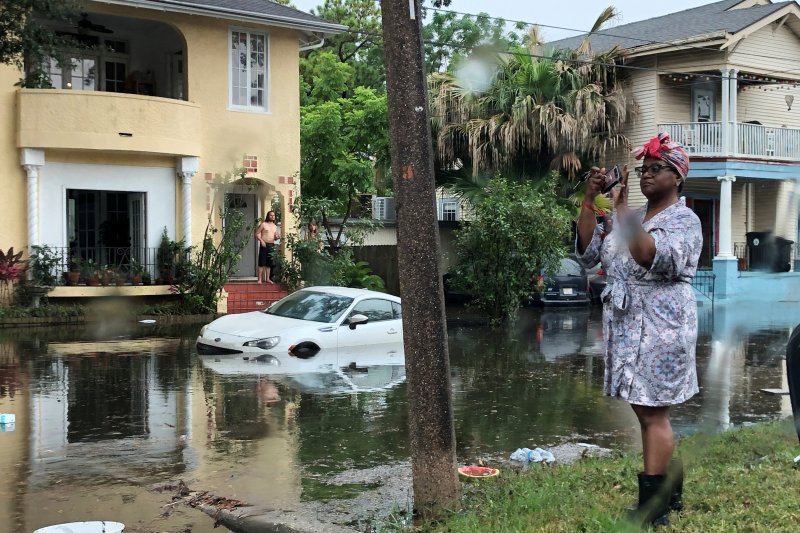 New Orleans digenangi banjir, hadapi kemungkinan badai