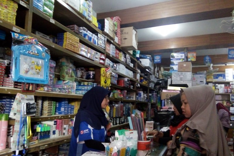 Tahun ajaran baru, penjualan alat tulis meningkat di Pasar Raya Padang