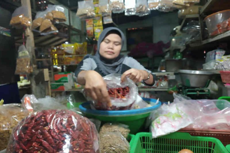 Cabai kering impor jadi pilihan pembeli akibat melambungnya harga cabai lokal