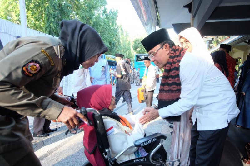 Tiga calon haji Mataram gunakan kursi roda