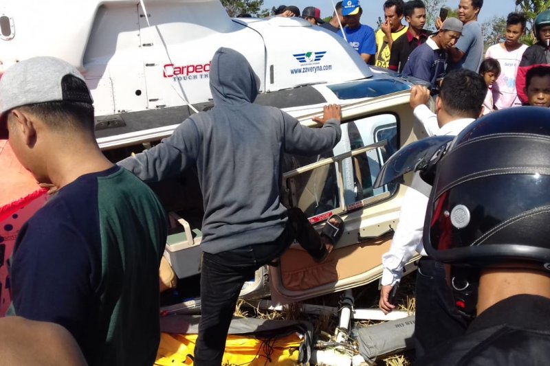 Angkut 3 WNA, helikopter jatuh di luar pagar Bandara Lombok