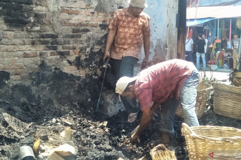 Pedagang kais yang tersisa dari kebakaran Pasar Lubuk Alung