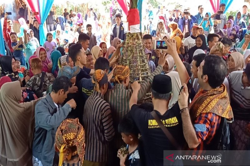 Warga berebut gunungan seribu lepet di Pekalongan