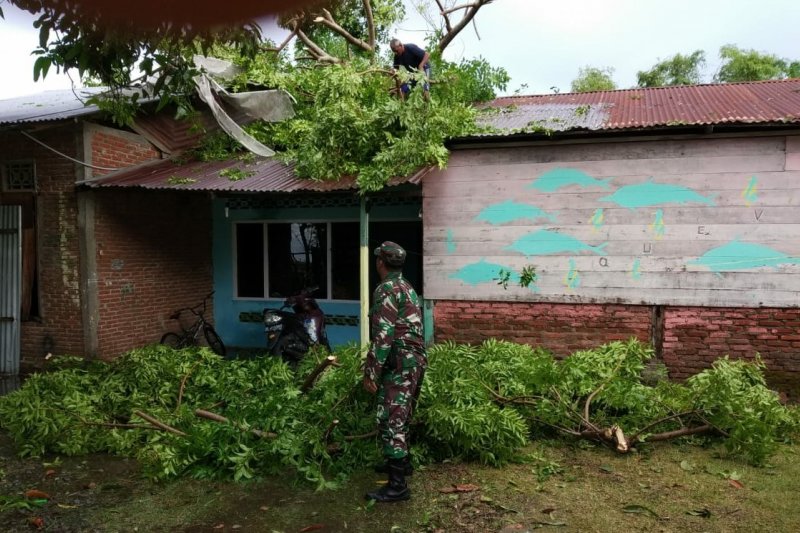 Tujuh unit rumah warga rusak diterjang puting beliung