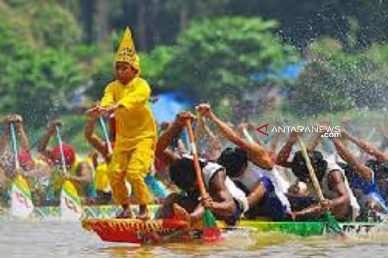 mengenal-proses-panjang-dan-sakral-pembuatan-perahu-jalur-pacu-riau