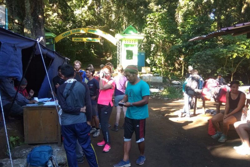 Sebanyak 2.094 turis asing mendaki Gunung Rinjani