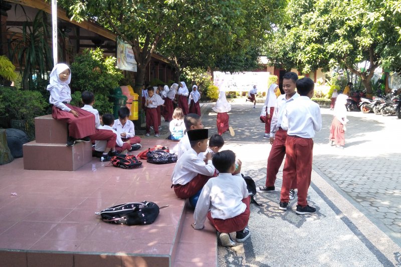 Siswa SD Mataram dipulangkan saat gempa
