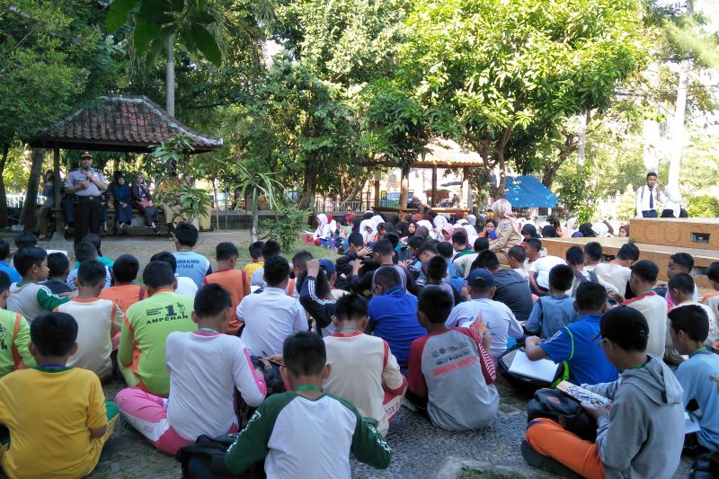 Ratusan siswa SMPN 6 Mataram dievakuasi saat gempa Bali