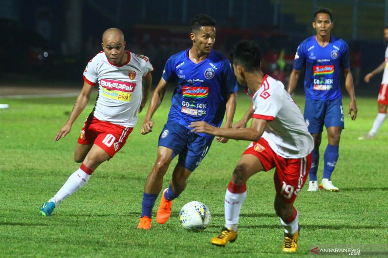 Persija tertinggal 0-1 dari Perseru Badak Lampung pada babak pertama