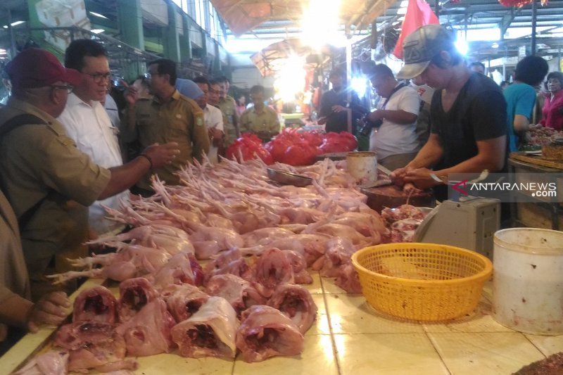 Daging ayam di Pontianak Rp25.000/kg