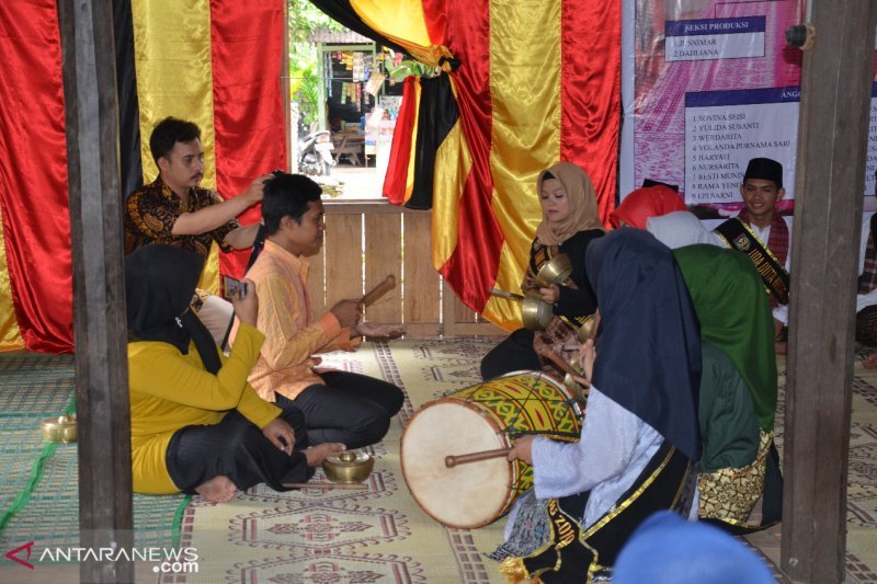Candidates for Uda Uni Sijunjung are equipped with traditional arts