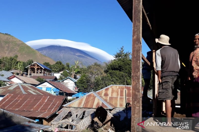 Topi awan melingkari Gunung Rinjani