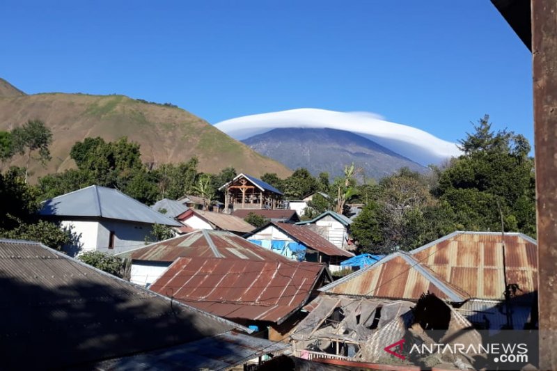 Topi awan melingkari Gunung Rinjani