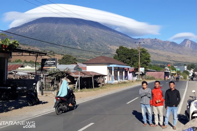 Fenomena puncak Gunung Rinjani "Bertopi" tak ada kaitannya dengan gempa