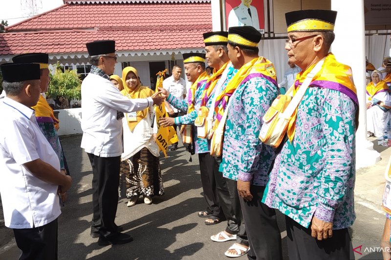 Bupati lepas 242 calon haji Tanah Datar, satu ditunda berangkat karena sakit