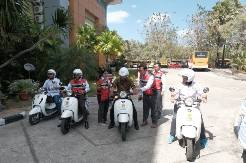 PLN perkenalkan motor listrik kepada Undana Kupang