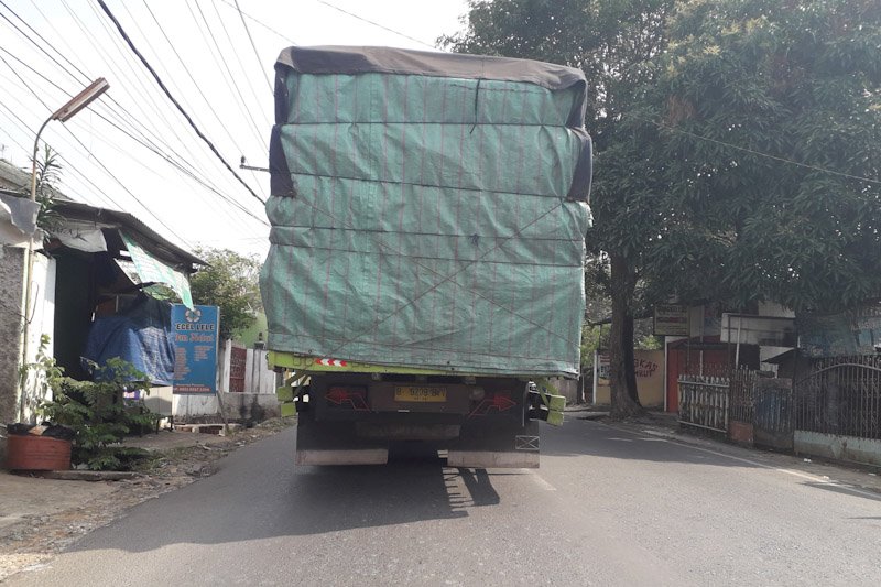 Warga keluhkan polusi asap truk besar yang melintas di jalan umum
