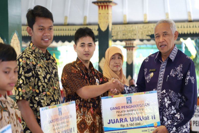 Pemkab Sleman memberi penghargaan atlet berprestasi di ajang POPDA