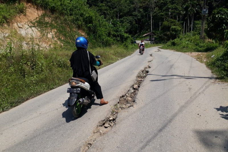 Truk pasir penyebab utama kerusakan parah jalan Laing