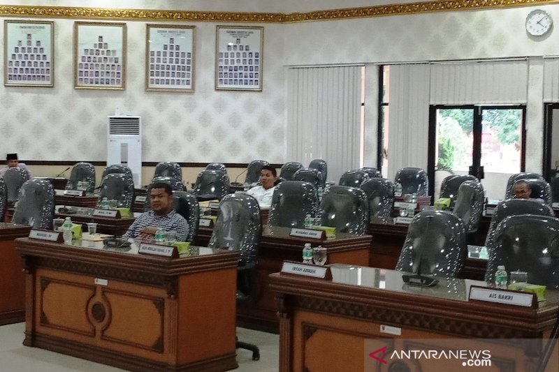 Cuma lima anggota DPRD Agam yang menghadiri sidang paripurna