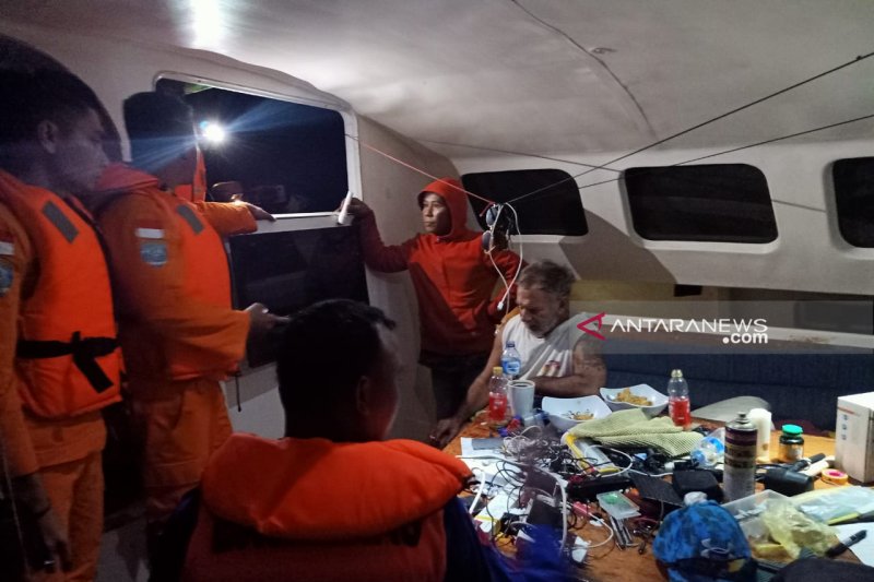 Kapal berbendera Australia terseret gelombang