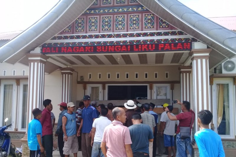 Diduga berbuat mesum, Wali Nagari ini dituntut mundur dan kantor nagari disegel warga
