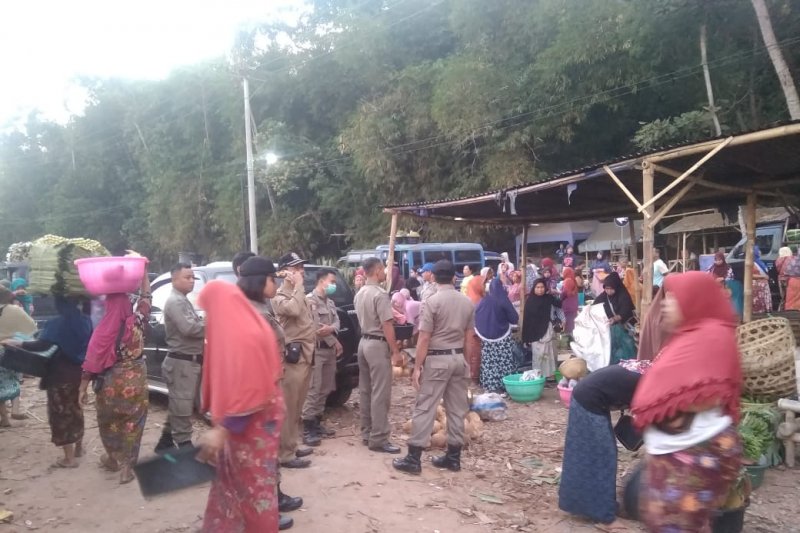 Satpol PP Lombok Barat menertibkan pedagang pasar tradisional