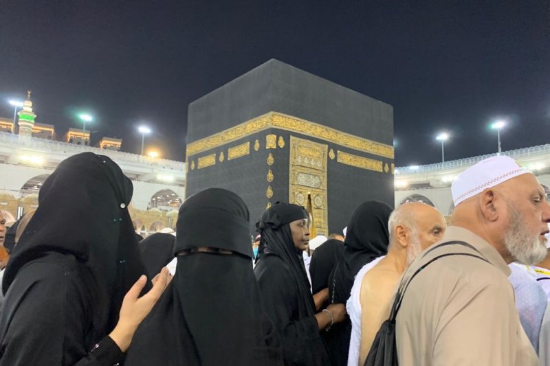 Haram hukumnya perempuan paksakan diri berdesakan cium hajar aswad