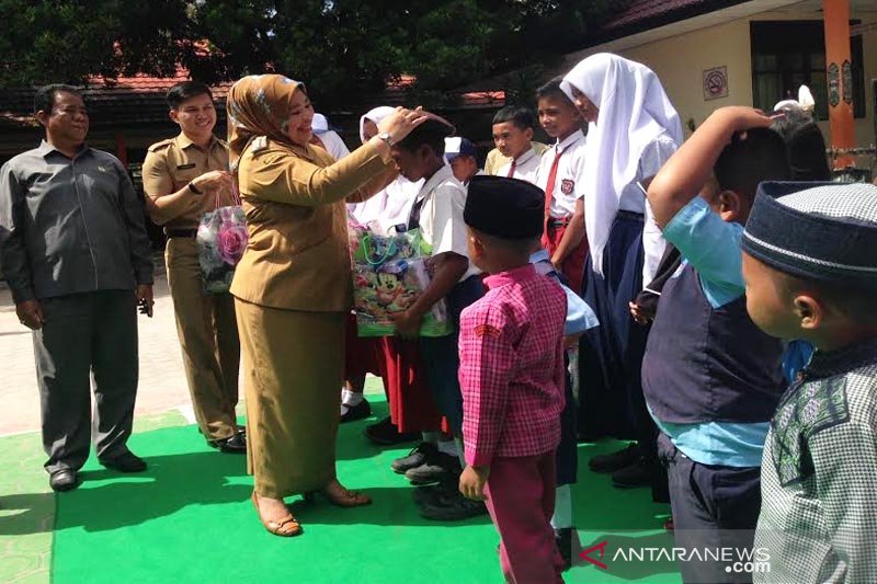 Bupati Kobar pimpin langsung pembagian seragam sekolah gratis ke siswa baru