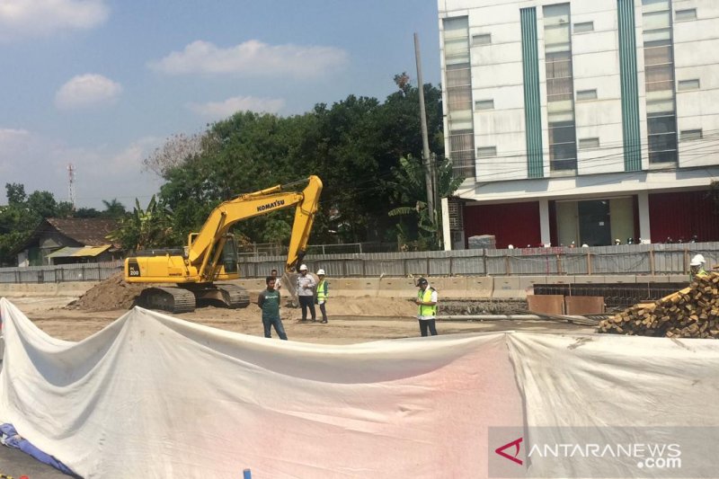 Sebuah truk dan mobil wisman terjungkal di galian proyek underpass Kentungan