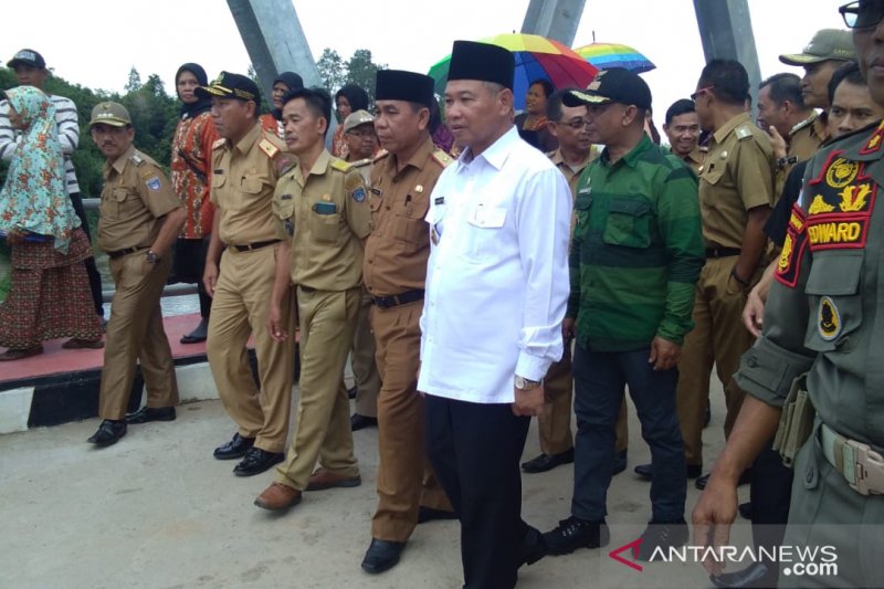 Bupati OKU Timur resmikan jembatan penghubung antardesa