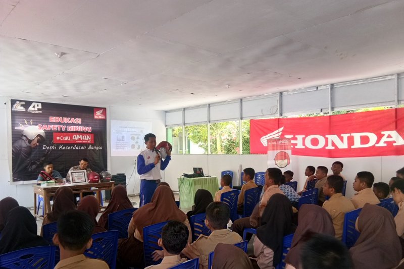Honda edukasi 'Cari_Aman' demi kecerdasan bangsa di SMP Negeri 14 Palu
