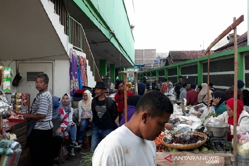 Warga Keluhkan Kondisi Pasar Limbangan Di Garut Kumuh