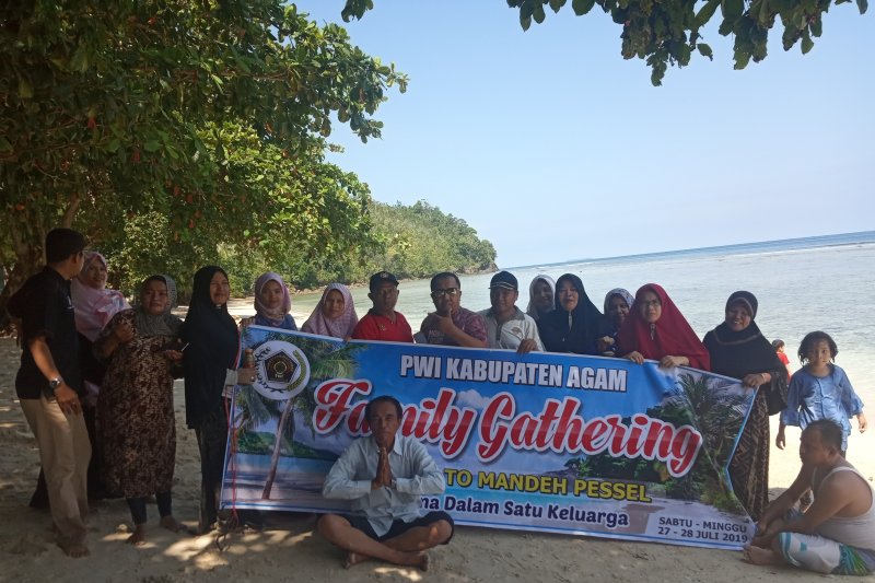 PWI Agam pererat kekeluargaan melalui "family gathering" di Mandeh